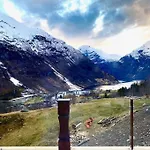 Tommerhus I Sentrum Med Panorama Utsikt Villa Geiranger