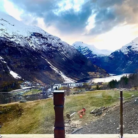 Tommerhus I Sentrum Med Panorama Utsikt Willa Geiranger