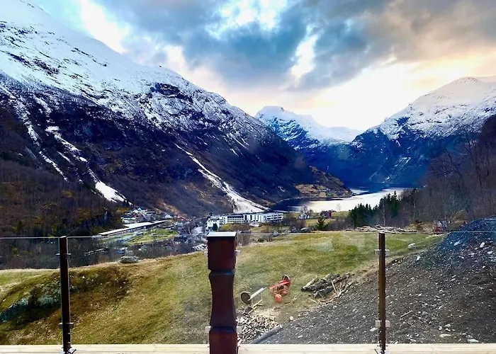Tommerhus I Sentrum Med Panorama Utsikt Villa Geiranger